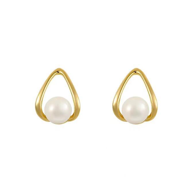 Teardrop Pearl Stud Earrings in gold plating with elegant teardrop pearls