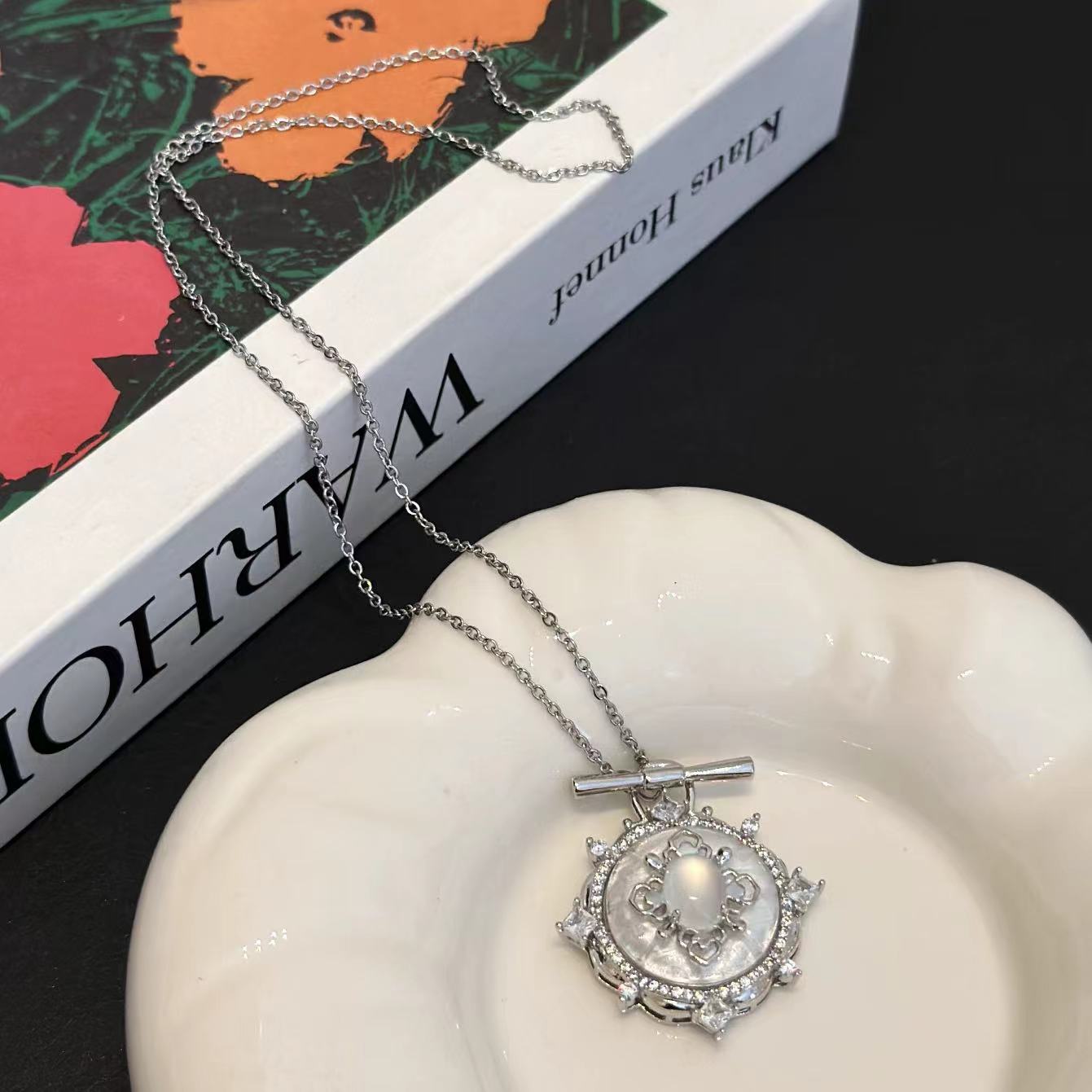Detailed view of the heart-shaped pendant of Glittering Heart Necklace