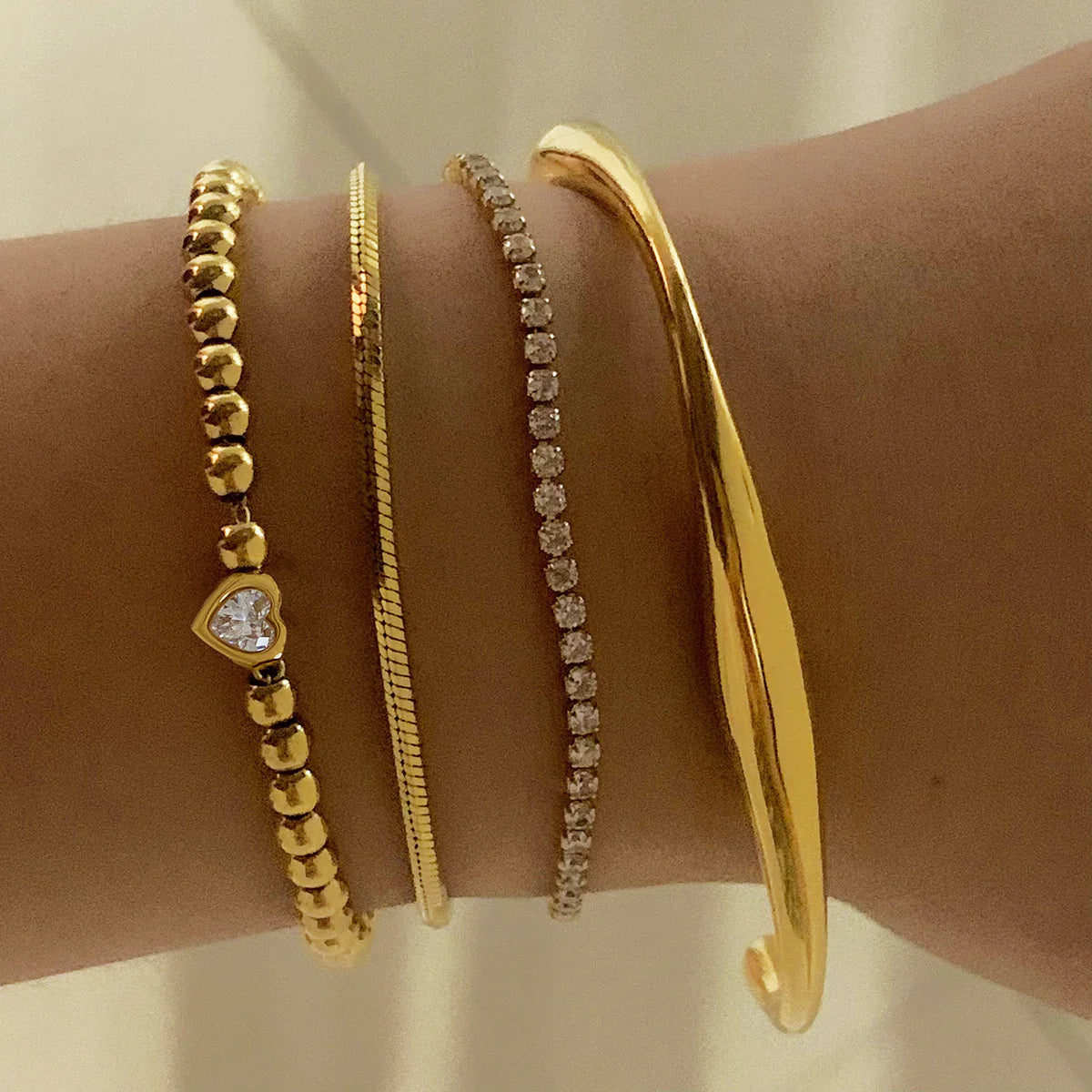 Bracelet chaîne tennis à cœur perlé en acier inoxydable